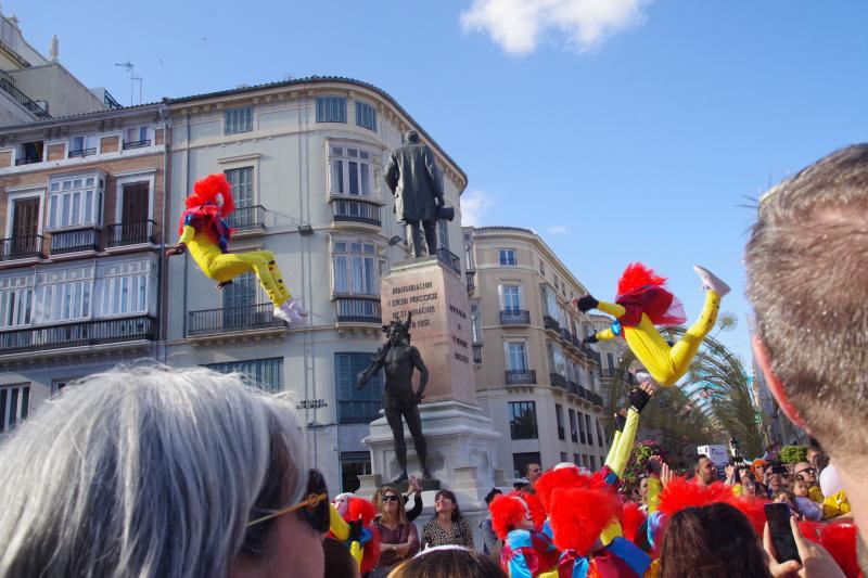 Pasacalles de Dioses, talleres infantiles, concursos de coplas, una gran 'boqueronás' y el tradicional Entierro del Boquerón han puesto el broche de oro a las fiestas de Don Carnal en la capital. 