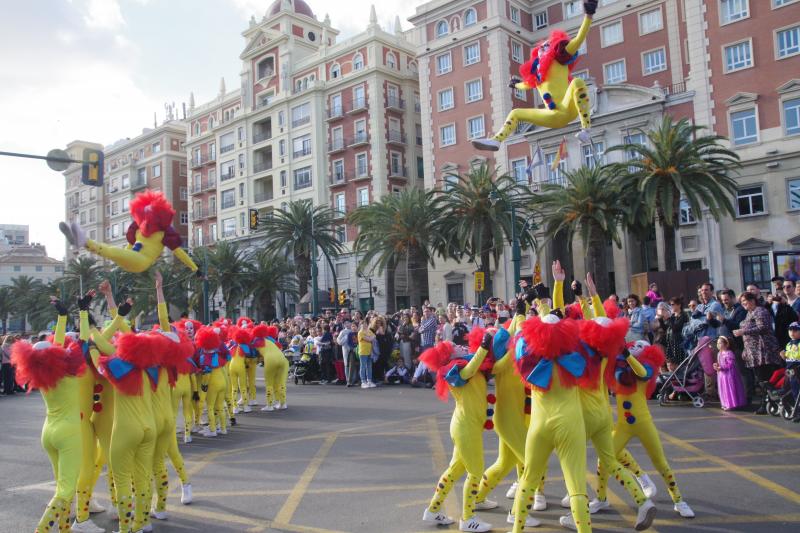 Pasacalles de Dioses, talleres infantiles, concursos de coplas, una gran 'boqueronás' y el tradicional Entierro del Boquerón han puesto el broche de oro a las fiestas de Don Carnal en la capital. 