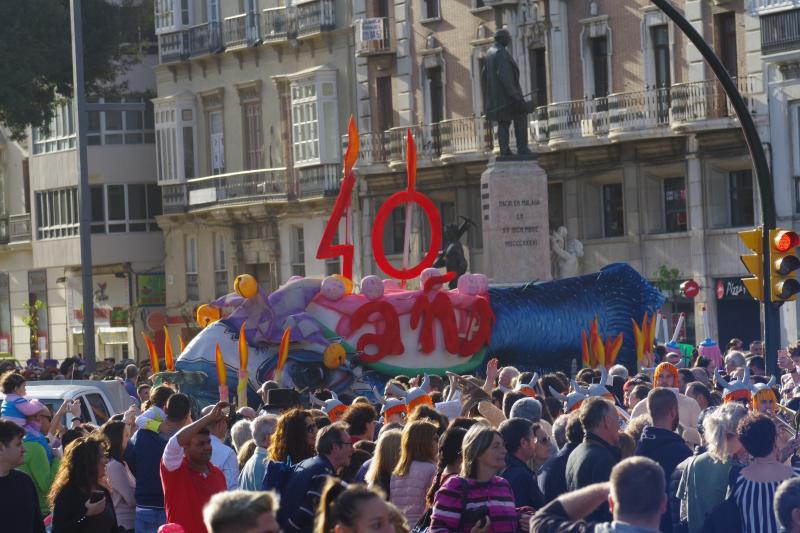 Pasacalles de Dioses, talleres infantiles, concursos de coplas, una gran 'boqueronás' y el tradicional Entierro del Boquerón han puesto el broche de oro a las fiestas de Don Carnal en la capital. 