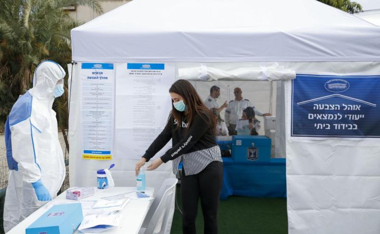 Varios paramédicos participan en un entrenamiento médico ante la epidemia en Tel Aviv (Israel).