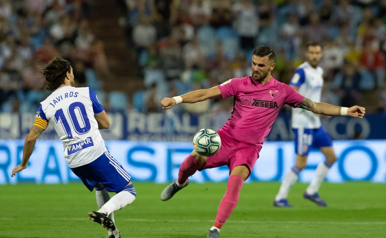 Sadiku, en un lance junto a Javi Ros en el choque ante el Zaragoza de la primera vuelta. 