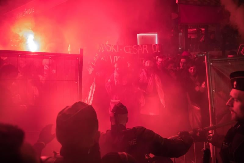 Protestas contra el director Roman Polanski fuera del recinto de los premios anuales del cine francés.