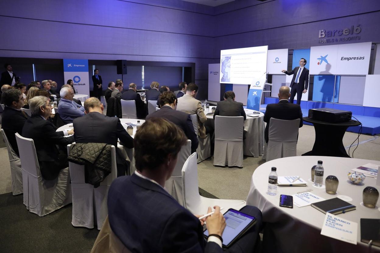 Enric Fernández, durante su intervención en el 'coffe&break' organizado por Caixabank. 