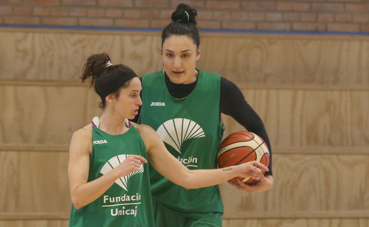 Gema García y Ana Pocek, en un entrenamiento en Los Guindos. 