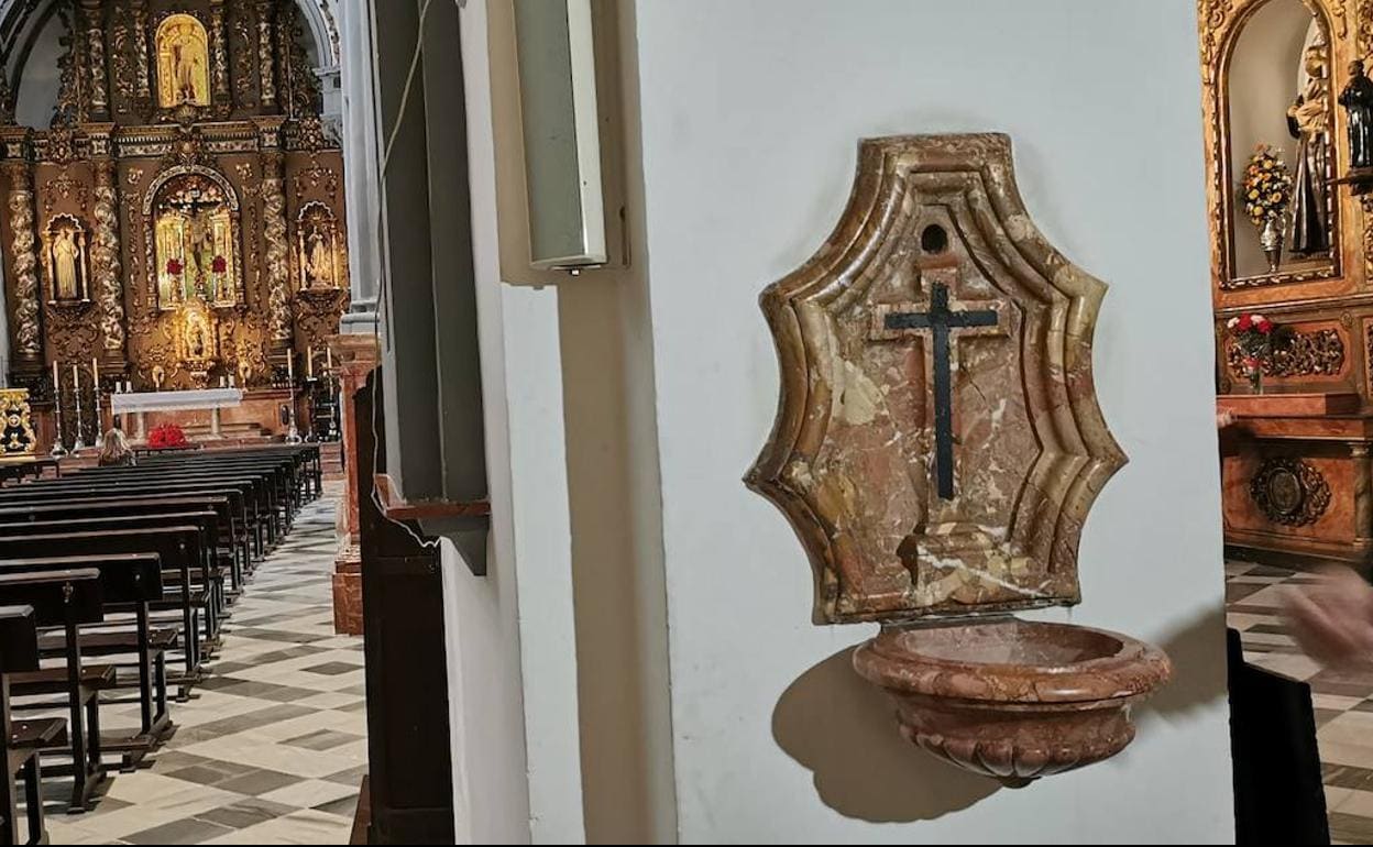 El Obispado de Málaga recomienda vaciar las pilas de agua bendita y no dar  la paz en la misa para evitar el contagio por coronavirus | Diario Sur