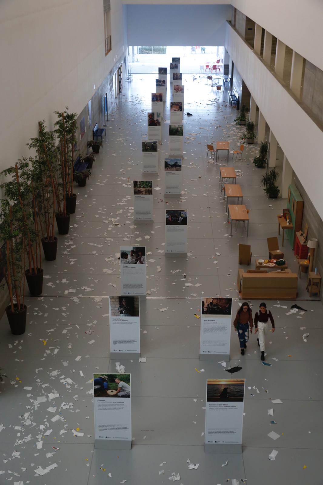 Basura acumulada en aulas y pasillos en el segundo día de huelga de limpieza de la UMA.