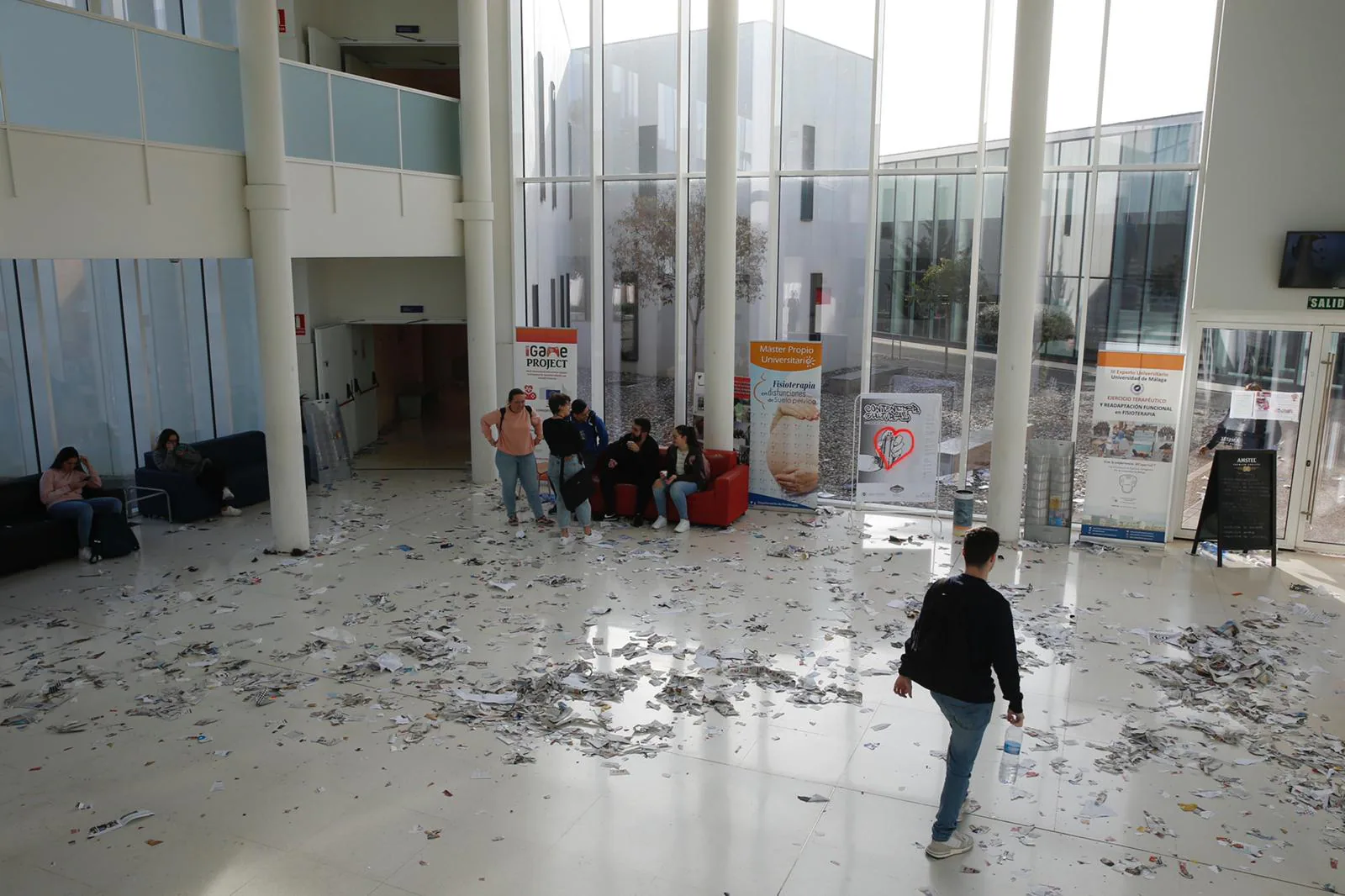 Basura acumulada en aulas y pasillos en el segundo día de huelga de limpieza de la UMA.