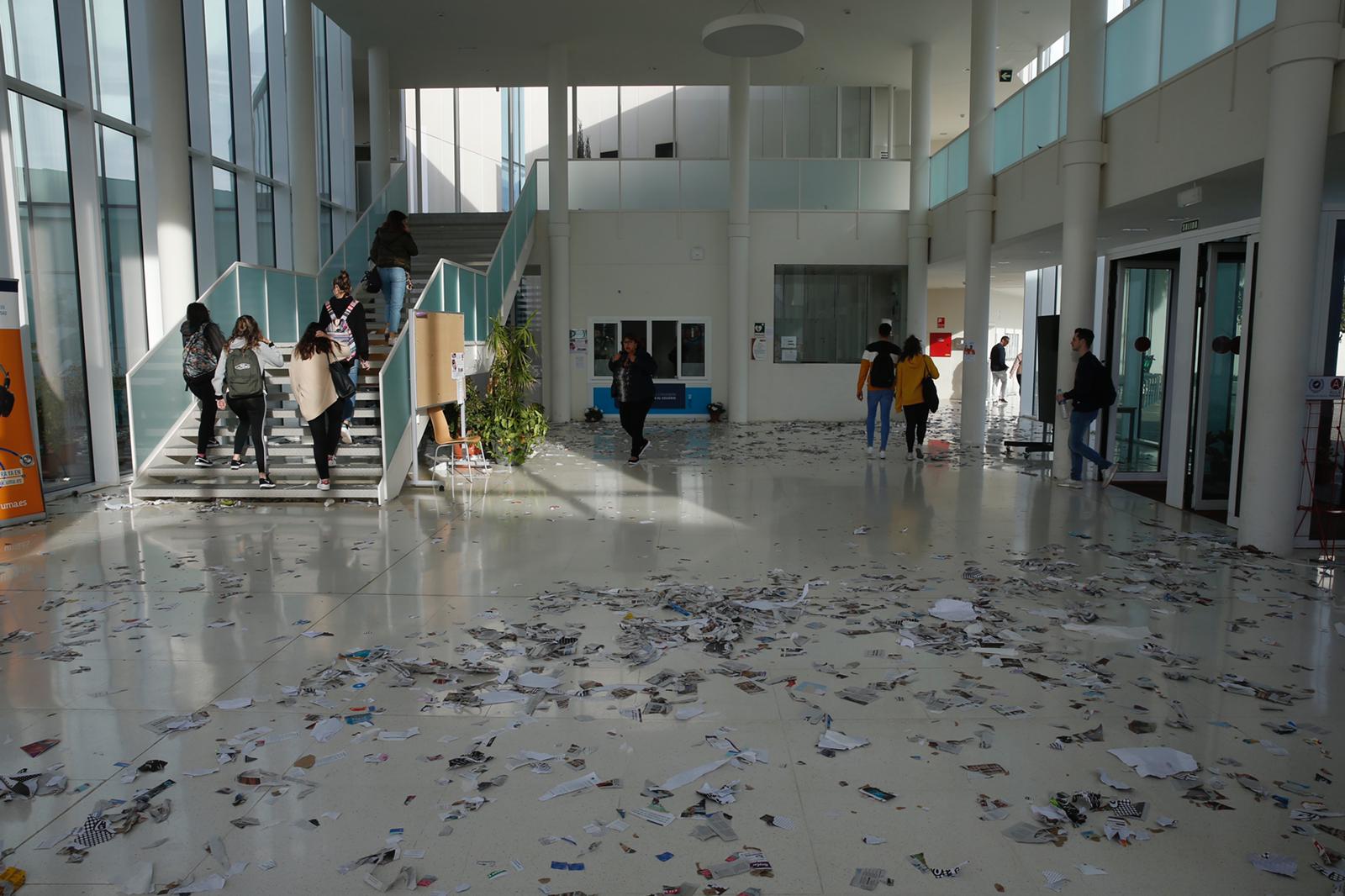 Basura acumulada en aulas y pasillos en el segundo día de huelga de limpieza de la UMA.