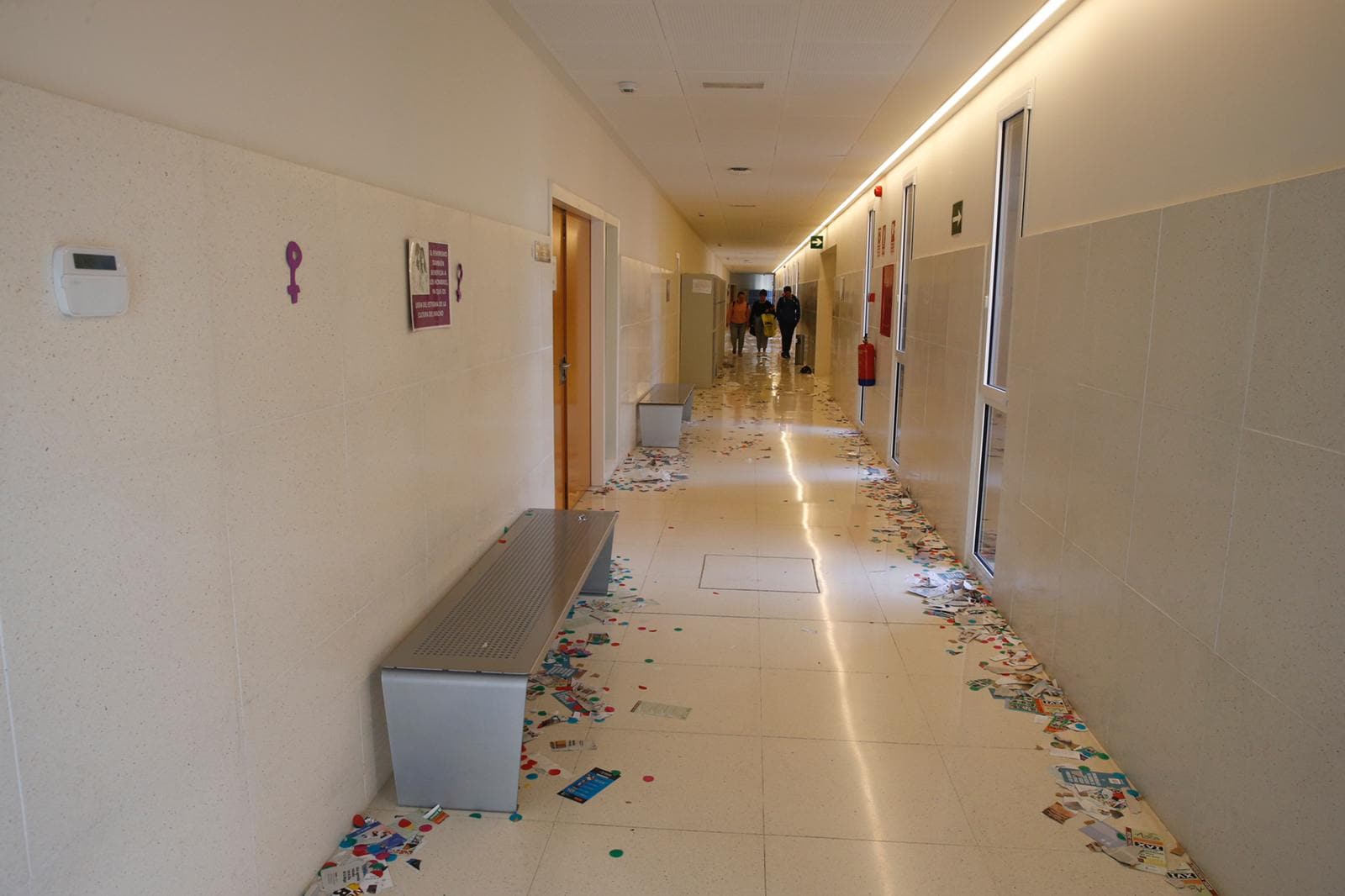 Basura acumulada en aulas y pasillos en el segundo día de huelga de limpieza de la UMA.