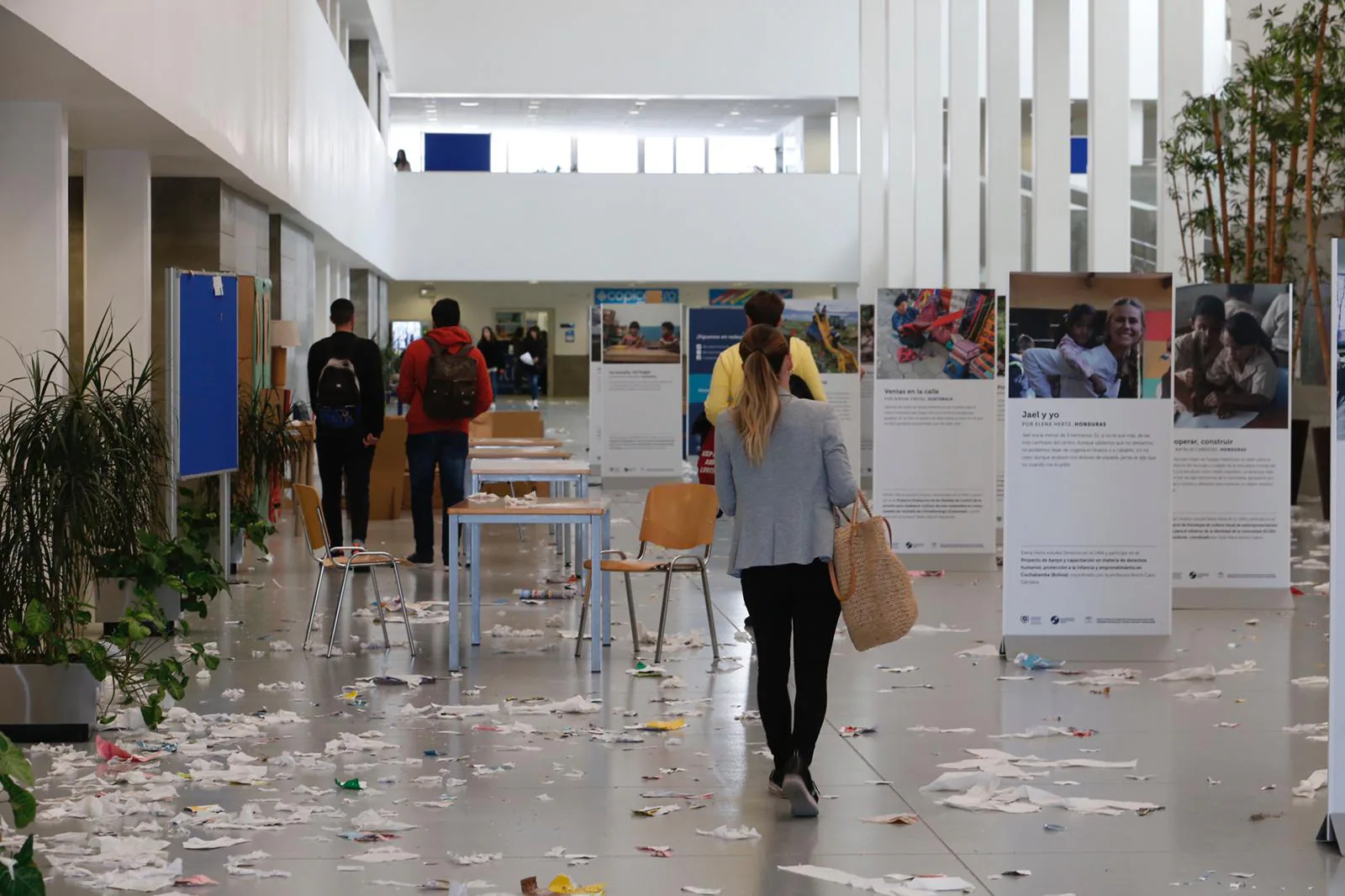 Basura acumulada en aulas y pasillos en el segundo día de huelga de limpieza de la UMA.