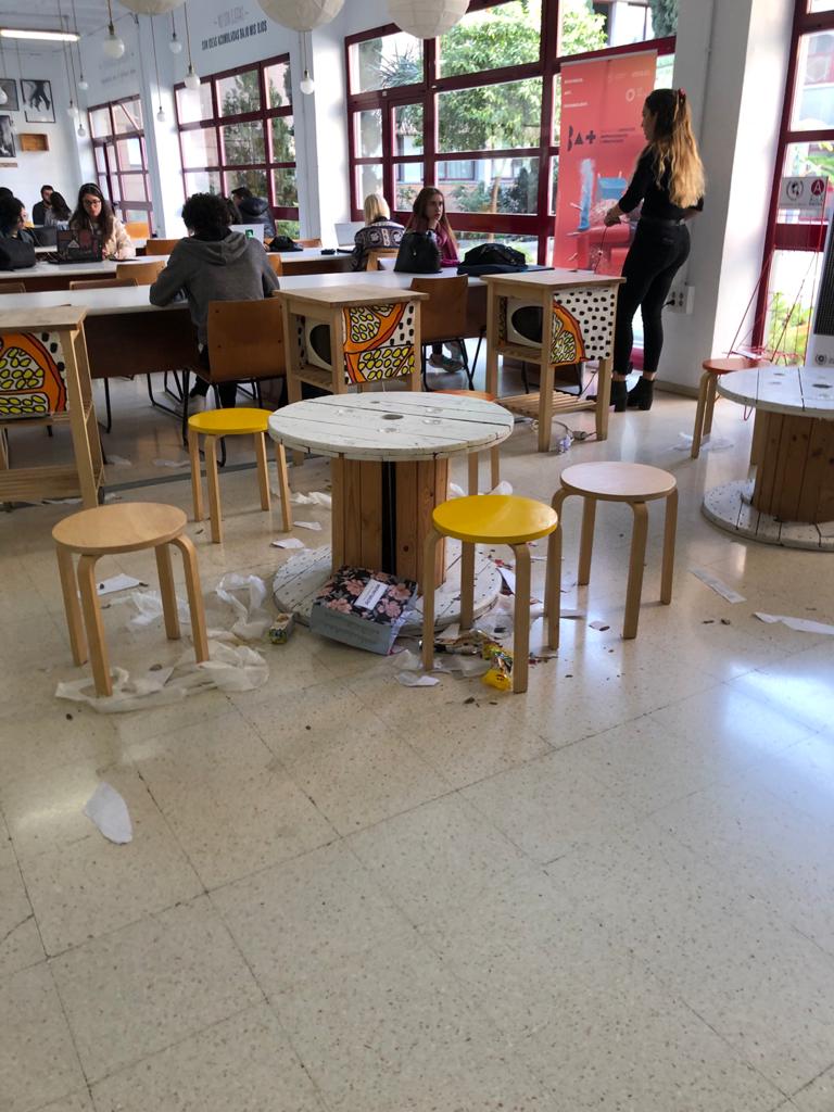 Basura acumulada en aulas y pasillos en el segundo día de huelga de limpieza de la UMA. Facultad de Comunicación y Turismo