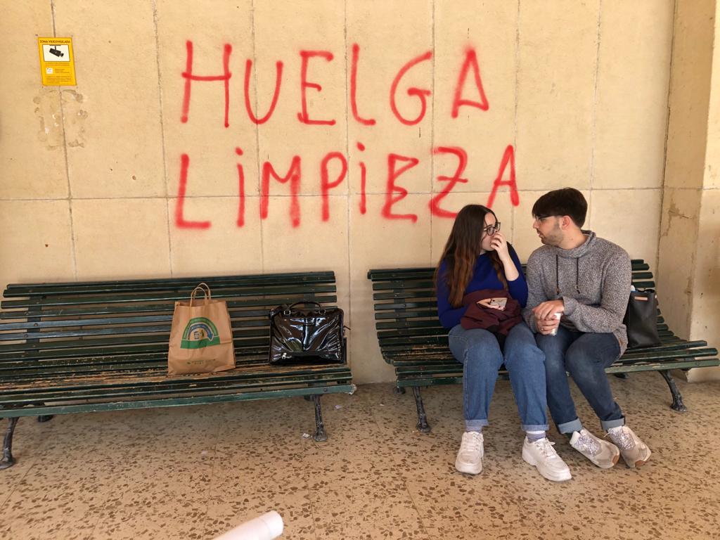 Basura acumulada en aulas y pasillos en el segundo día de huelga de limpieza de la UMA. Facultad de Medicina