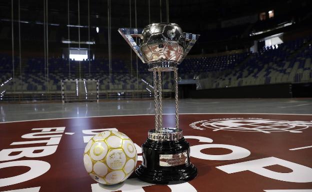 El balón oficial del torneo y el trofeo de ganador. 