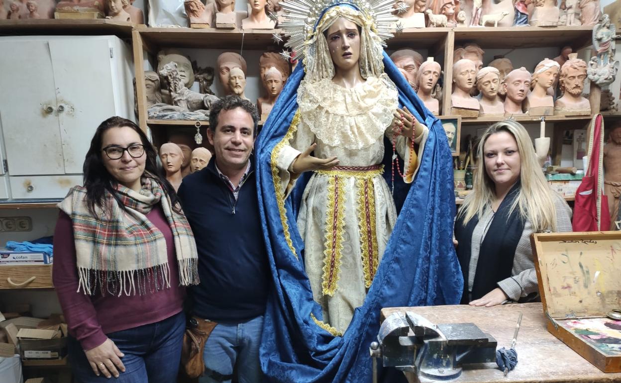 Elena Aguilar y Clara Perles, con Nicolás Torres. 