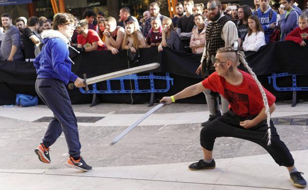 Dos jóvenes luchando en un combate de softcombat.