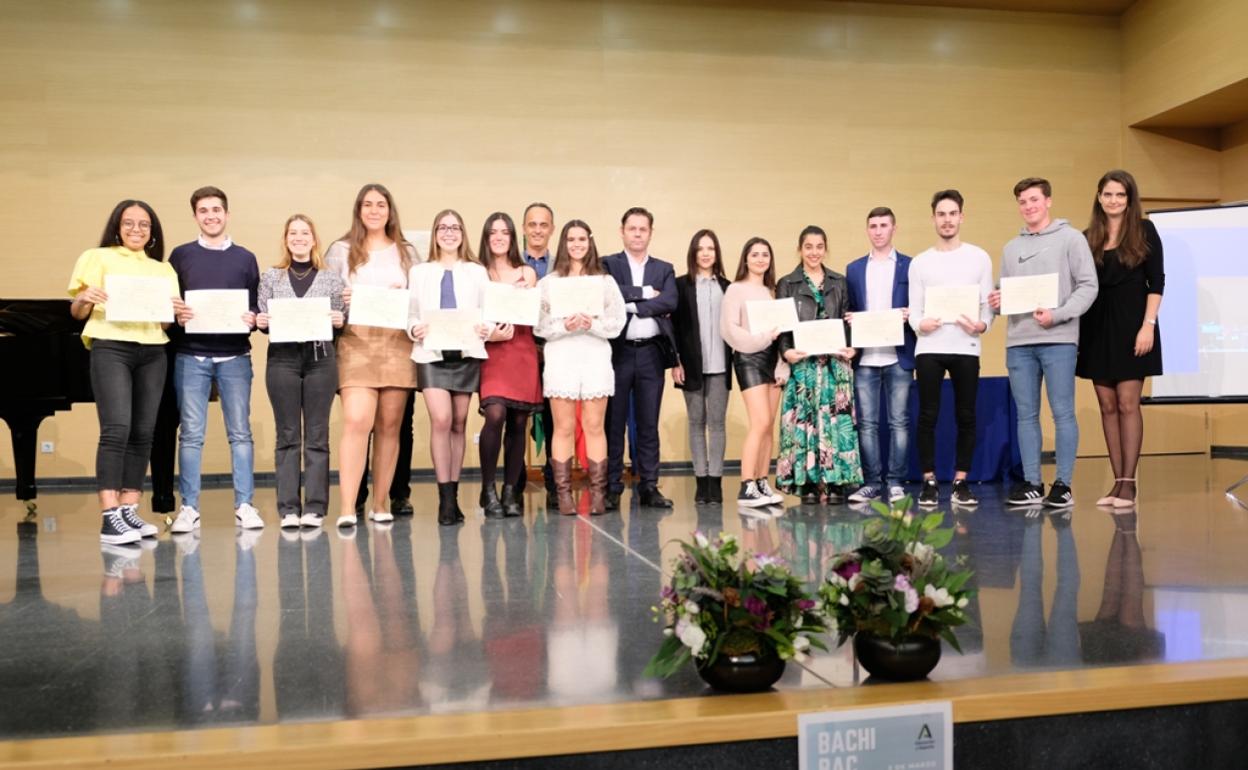 Foto de familia de los estudiantes galardonados. 