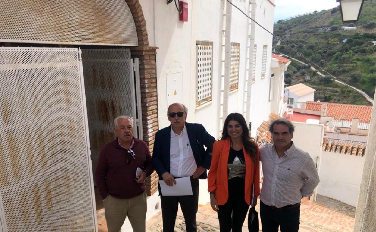 La delegada de Turismo, Nuria Rodríguez, en su visita a Cútar. 