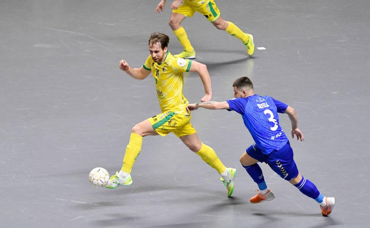Una acción defensiva de Catela, del Valdepeñas, en el segundo cruce de cuartos. 