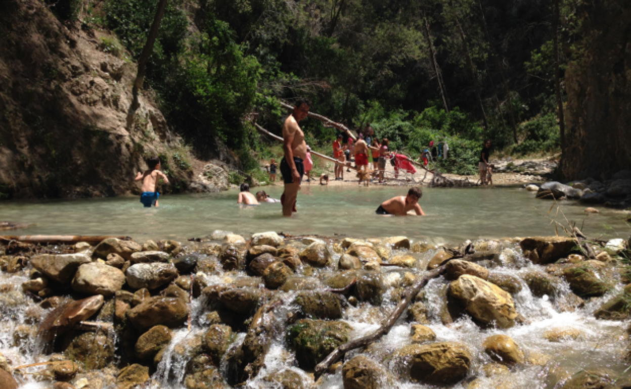 Excursionistas, en una de las numerosas pozas del río nerjeño, en verano. 