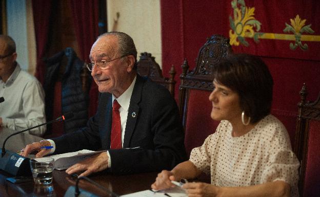 De la Torre, en el consejo de las Mujeres, a las que saludó con la ligera inclinación de cabeza.