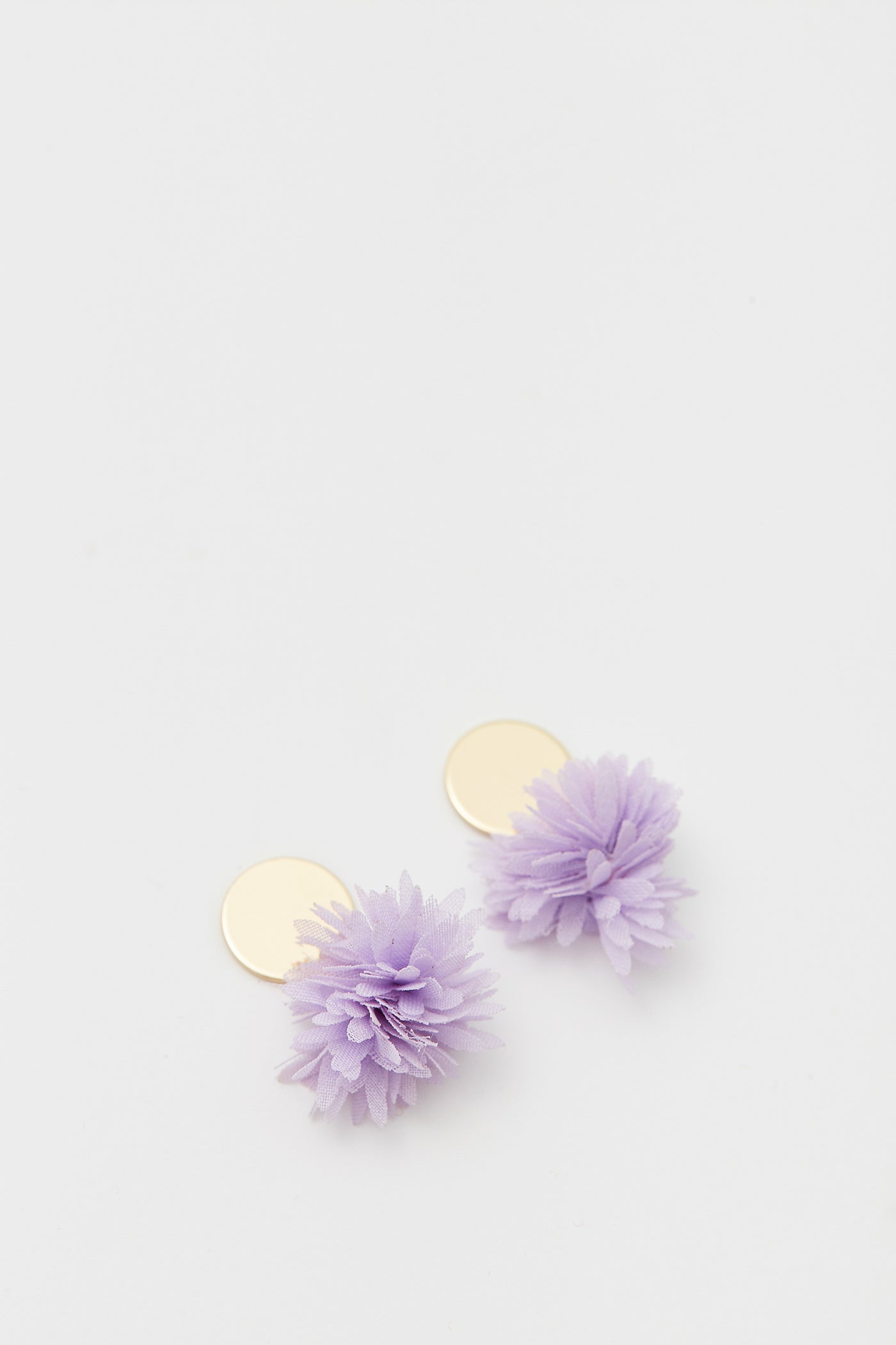 Un complemento muy top: Estos pendientes de Sfera con flor lila por 2,5 euros.