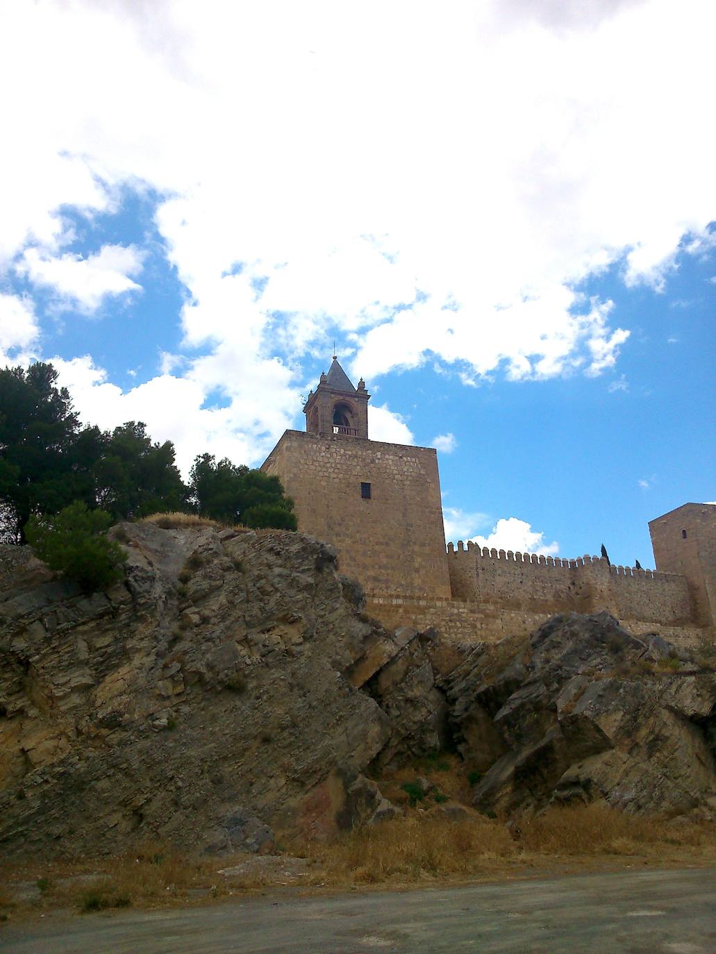 4. Legado andalusí. Antequera tuvo un lugar importante durante el antiguo Al-Ándalus, cuando era Madinat Antaquira. Buena prueba de ello está en su rico patrimonio histórico vinculado a aquella época. El más visible, sin lugar a dudas, es su alcazaba o fortaleza, situado en un lugar privilegiado desde el que se puede tener una bonita perspectiva de la actual ciudad. Entre los elementos más importantes y mejor conservados de ese ciudadela andalusí están tanto la Torre del Homenaje como el Arco de los Gigantes. Eso sí, en la actual alcazaba se entremezclan elementos andalusíes con las construcciones que se hicieron después de la toma de la plaza por las tropas cristianas. Por otra parte, además de esa parte más visible, en el cerro que corona la ciudad, hay otros restos arquitectónicos en sus calles y plazas más céntricas. Así, se conservan todavía hoy el torreón del Asalto y la torre de la Estrella en la actual plaza del Carmen. Otros elementos que también forman parte del período andalusí son la Puerta de Málaga y la antigua mezquita encontrada en el límite con Fuente de Piedra, que de momento no es visitable.