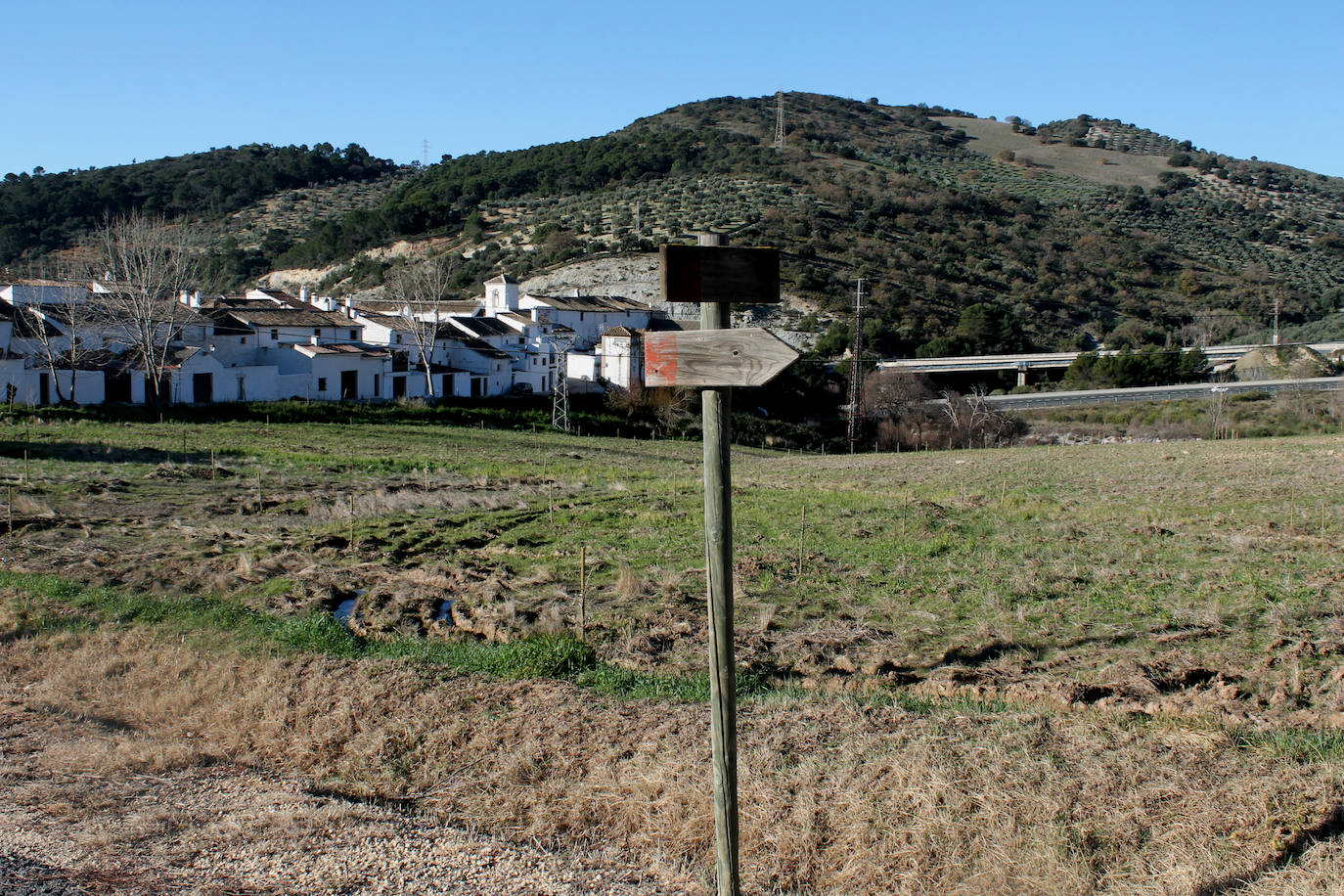 8. Anejos y diseminados rurales. Frente a la ciudad monumental hay otra Antequera que vive en el campo, entre olivares y cereales fundamentalmente. A lo largo de su vasto territorio, se pueden encontrar hasta una docena de núcleos de población distintos, que, en algunos casos, tienen más población que pueblos de la propia provincia de Málaga. Entre estos diseminados rurales y anejos están las dos barriadas de Bobadilla (Estación y Pueblo), Villanueva de Cauche, Puerto del Barco, La Joya, Santa Ana, Los Llanos, La Higuera o Los Nogales, entre otros. En algunos casos se trata de poblaciones de origen ferroviario, en otros, de aldeas agrícolas que hoy se resisten a desaparecer. En un recorrido por ellas se encontrará enclaves muy singulares, como los que aguardan en el sur del Torcal, donde hay ermitas tan curiosas como la de Jeva. La singular historia de Villanueva de Cauche que fue considerado hasta hace unos años como el último feudo del país o el resurgir de la colonia de Santa Ana son algunas de las peculiaridades a quienes recorran estas pequeñas villas de Antequera.