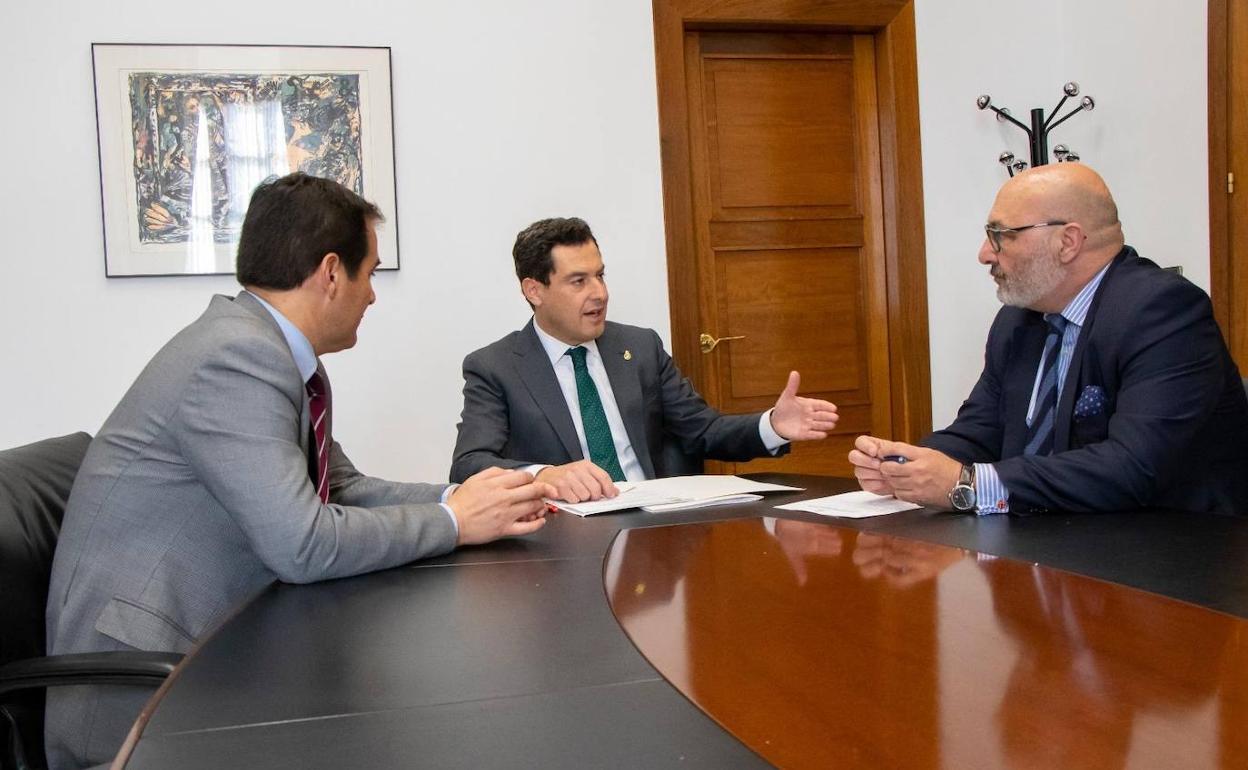 Moreno tranquiliza a Vox sobre el cumplimiento de los acuerdos en Andalucía