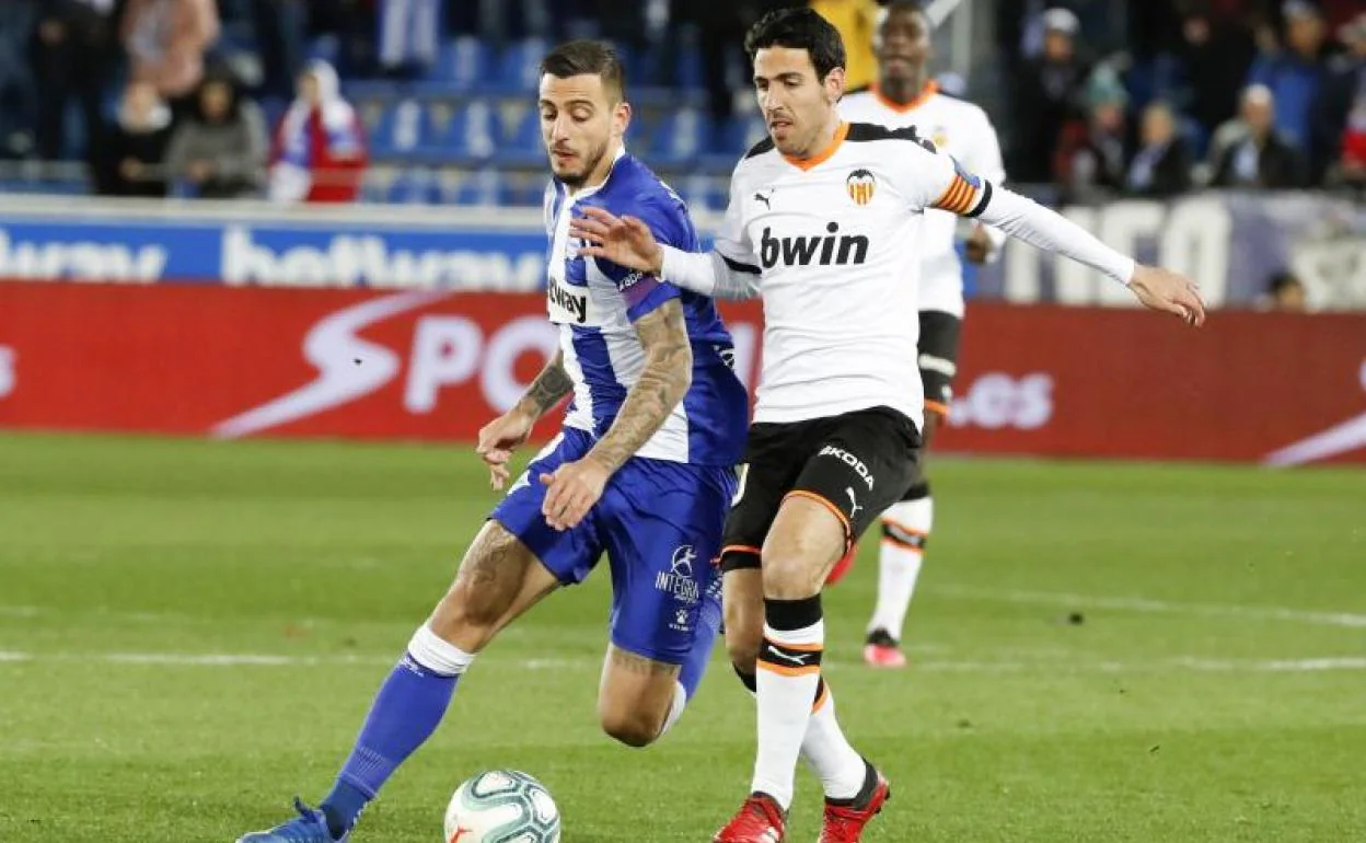 Dani Parejo disputa un balón con el delantero del Deportivo Alavés Joselu.