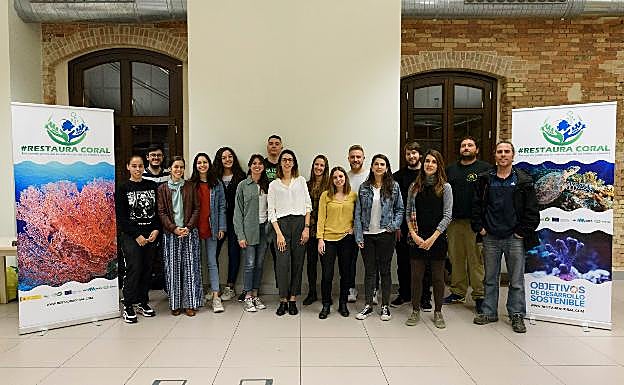 Grupo de alumnos durante la presentación.
