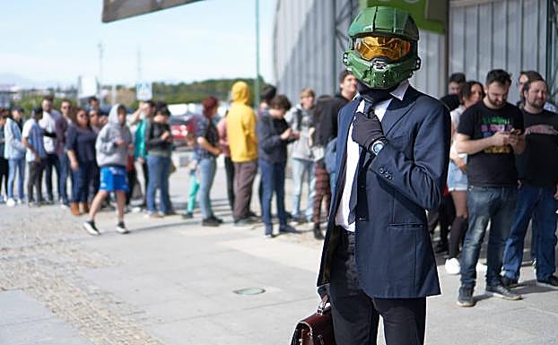 Un joven con un casco del videojuego Halo hace cola para entrar a FreakCon.