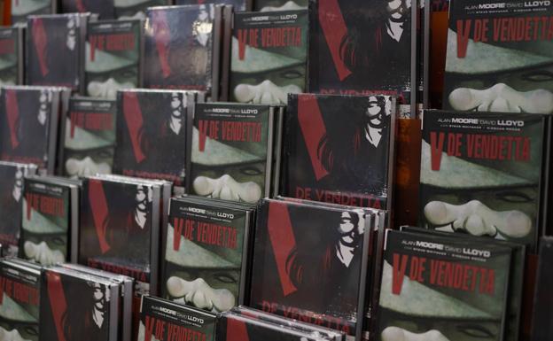 Diferentes versiones del cómic 'V de Vendetta' en el estand de ECC Ediciones.