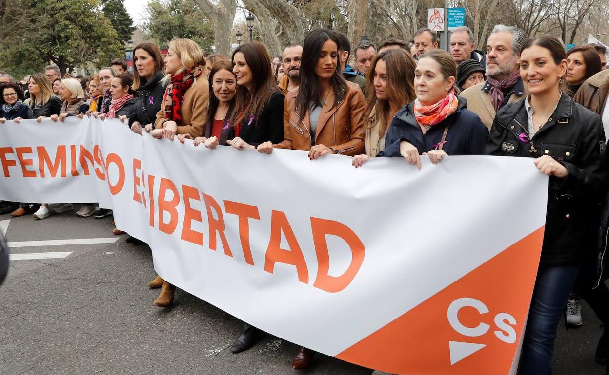 Miembros de Ciudadanos en la manifestación de Madrid por el 8-M.