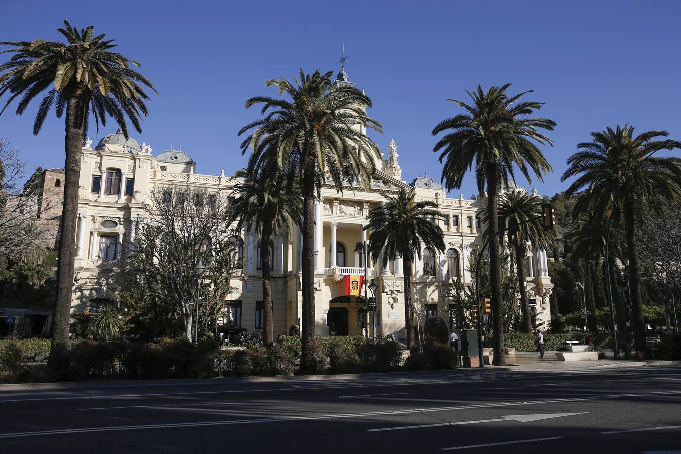 La bandera del Régimen de Franco ha sido desplegada (con fines cinematográficos) en la sede del Ayuntamiento de Málaga por el rodaje de 'Operación Mincemeat'. Se traba de convertir un trozo del centro de Málaga en una sede gubernamental de la dictadura en 1943