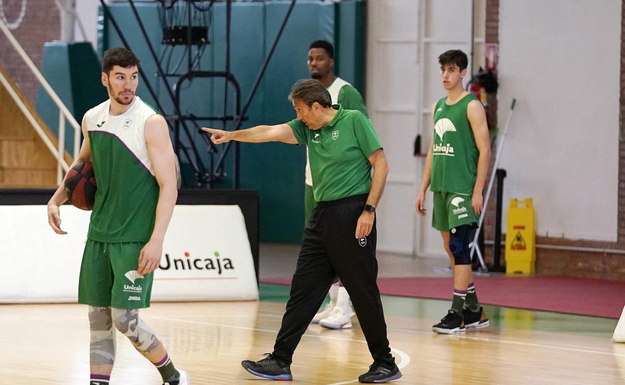 Brizuela, junto a Luis Casimiro, en el entrenamiento de este martes en Los Guindos. 