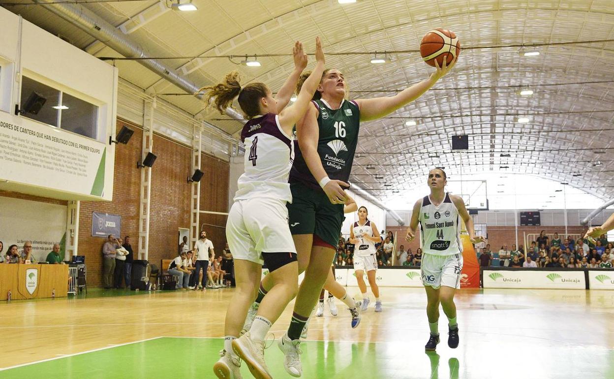 Imagen de un partido del Unicaja femenino en el pabellón de Los Guindos. 