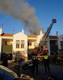 Imagen secundaria 2 - Declarado un incendio en una casa mata en el Cortijo de Torres