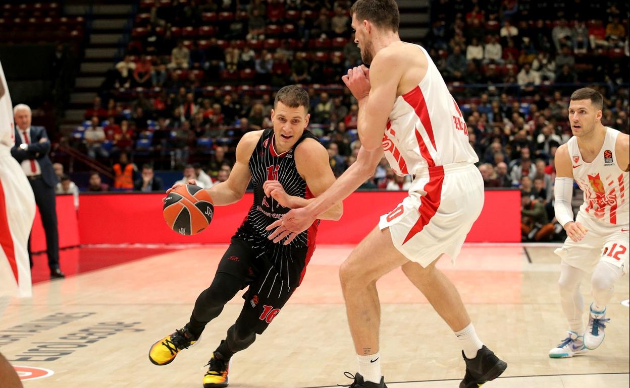 Nedovic, a la izquierda, en un partido entre el Armani Milán y el Estrella Roja esta temporada. 