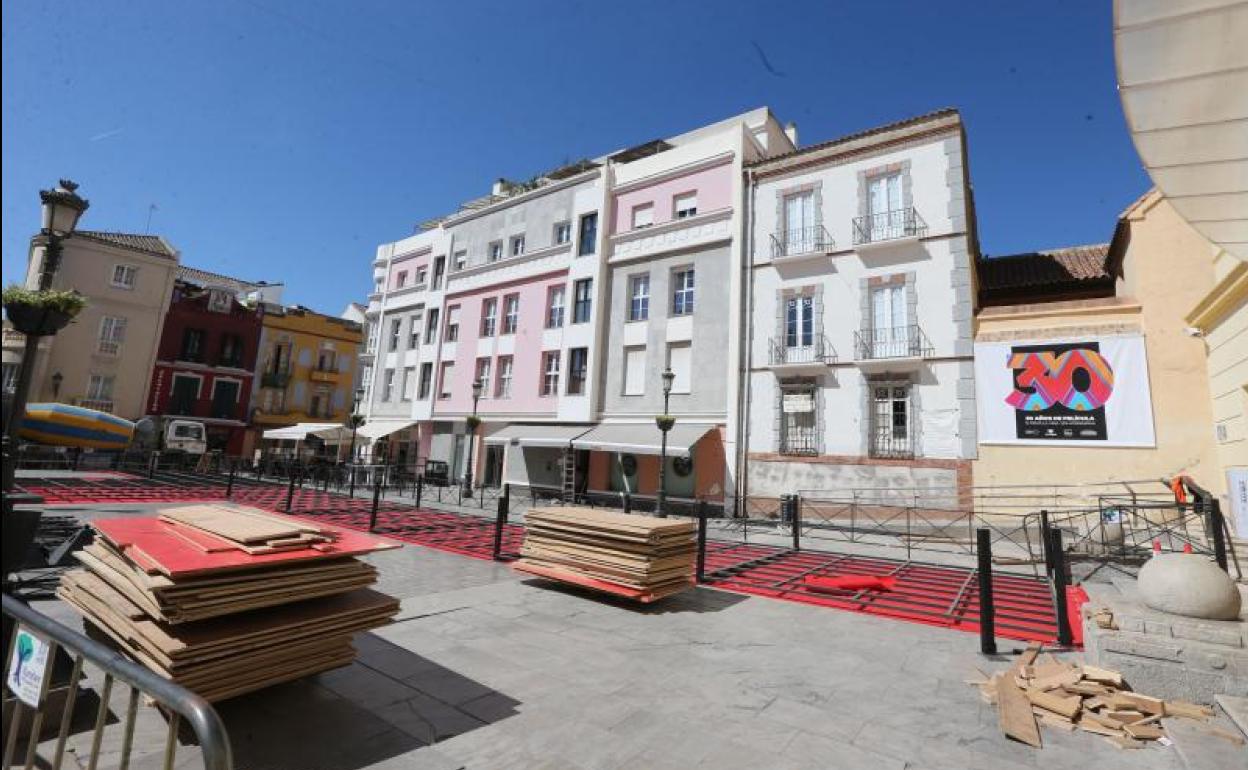 El montaje a puertas del Teatro Cervantes