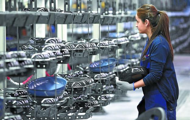 Una trabajadora industrial, sector en el que se da la mayor brecha salarial