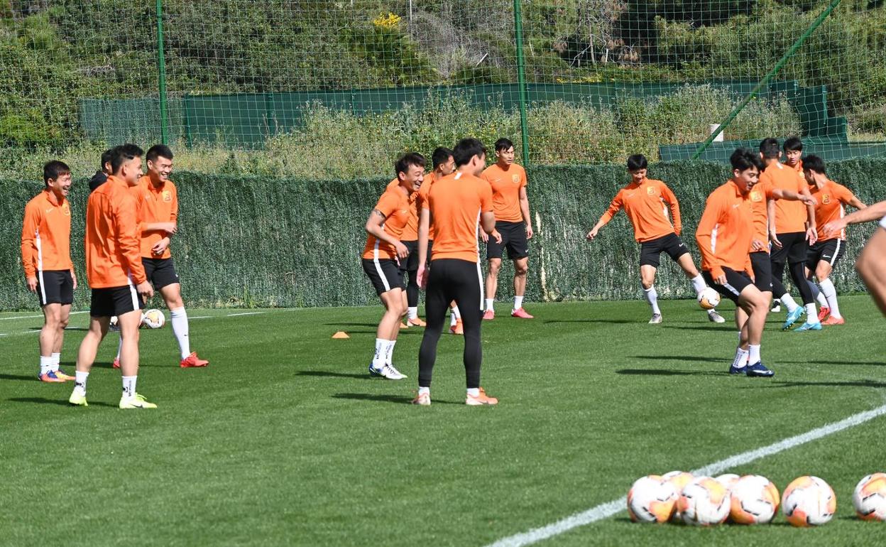 El Wuhan, esta mañana en su último entrenamiento en España. 