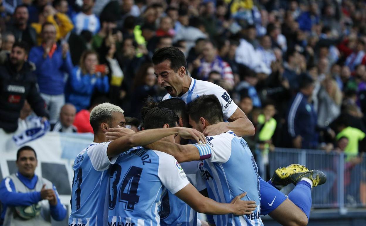 Los jugadores del Málaga celebran un gol ante el Racing. 