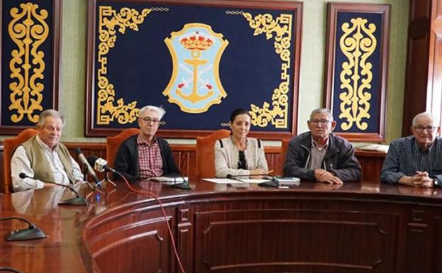 La concejala de Mayores, Elena Gálvez, este jueves en rueda de prensa junto a representantes del colectivo. 