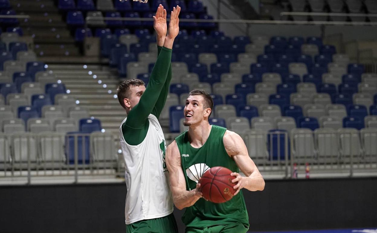 Gerun y Rubén Guerrero, durante un entrenamiento en el Palacio de los Deportes. 