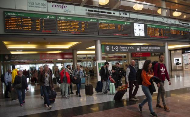 Imagen principal - Viajeros llegan a Málaga, procedentes de Madrid. 