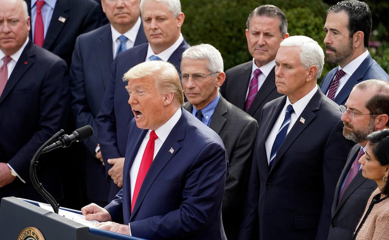 Donald Trump, durante la declaración de la emergencia nacional acompañado de miembros de su gobierno.
