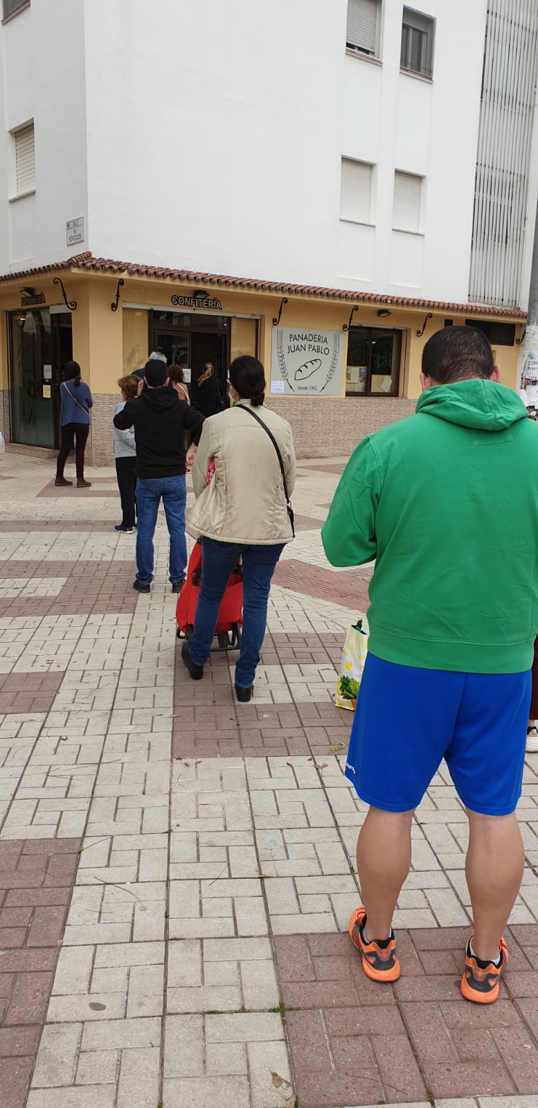 Distancia de un metro en las colas para compra pan