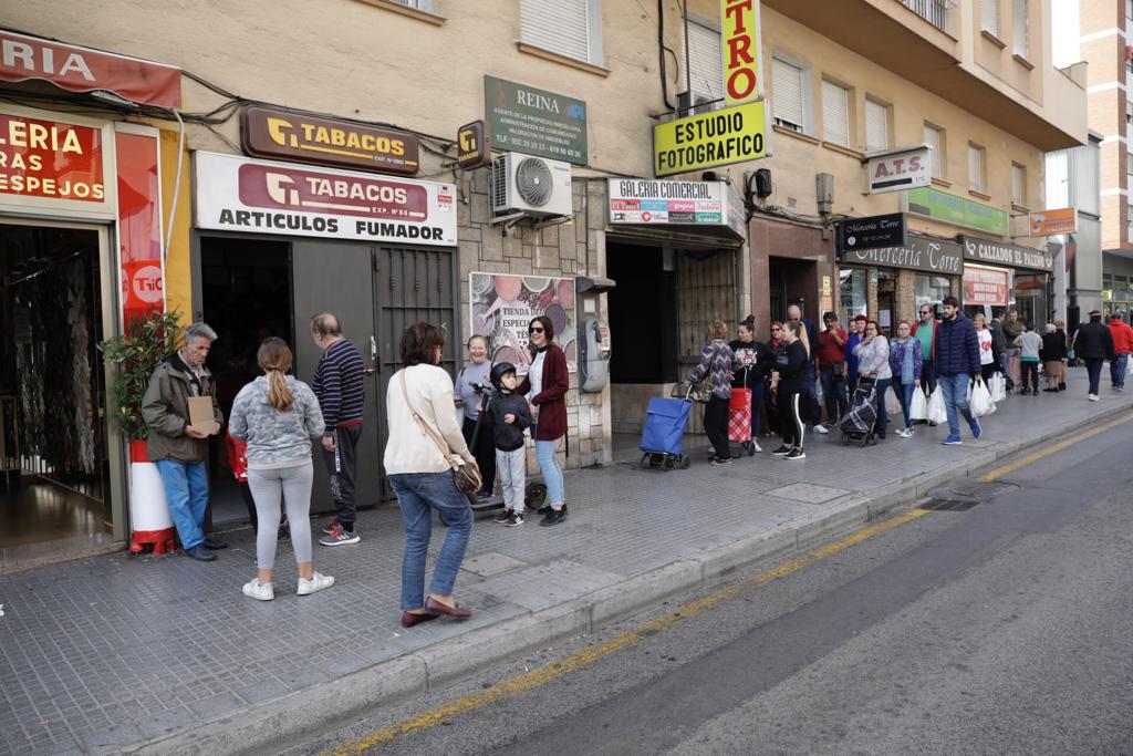 Colas a las puertas de algunos estancos.