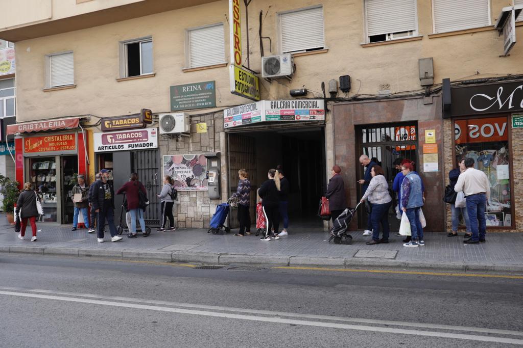 Colas a las puertas de algunos estancos.