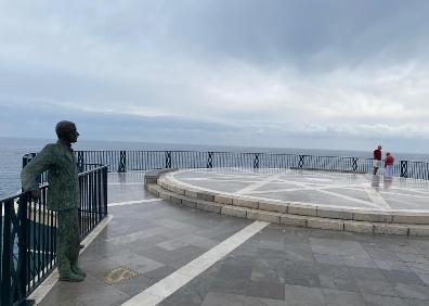 Imagen secundaria 1 - Arriba, parque infantil de Verano Azul, precintado, abajo a la izquierda, dos turistas en el Balcón de Europa, y a la derecha, un supermercado, abierto en el centro de Nerja. 